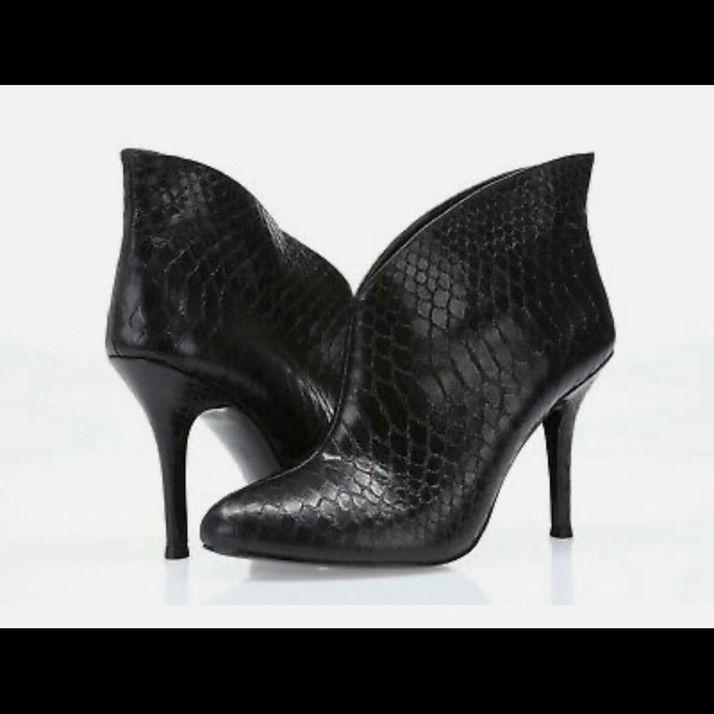 Vince Camuto Caden Leather snakeskin print booties, black size 7. Used.